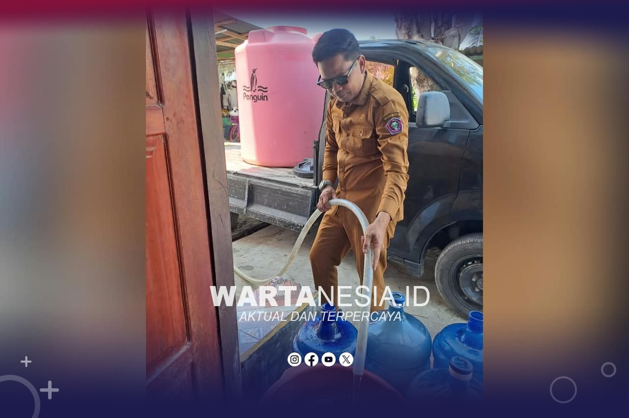 Ismet Mohamad, sedang mendistribusikan air bersih sepulang kerja. (Istimewa) Ismet Mohamad, sedang mendistribusikan air bersih sepulang kerja. (Istimewa)