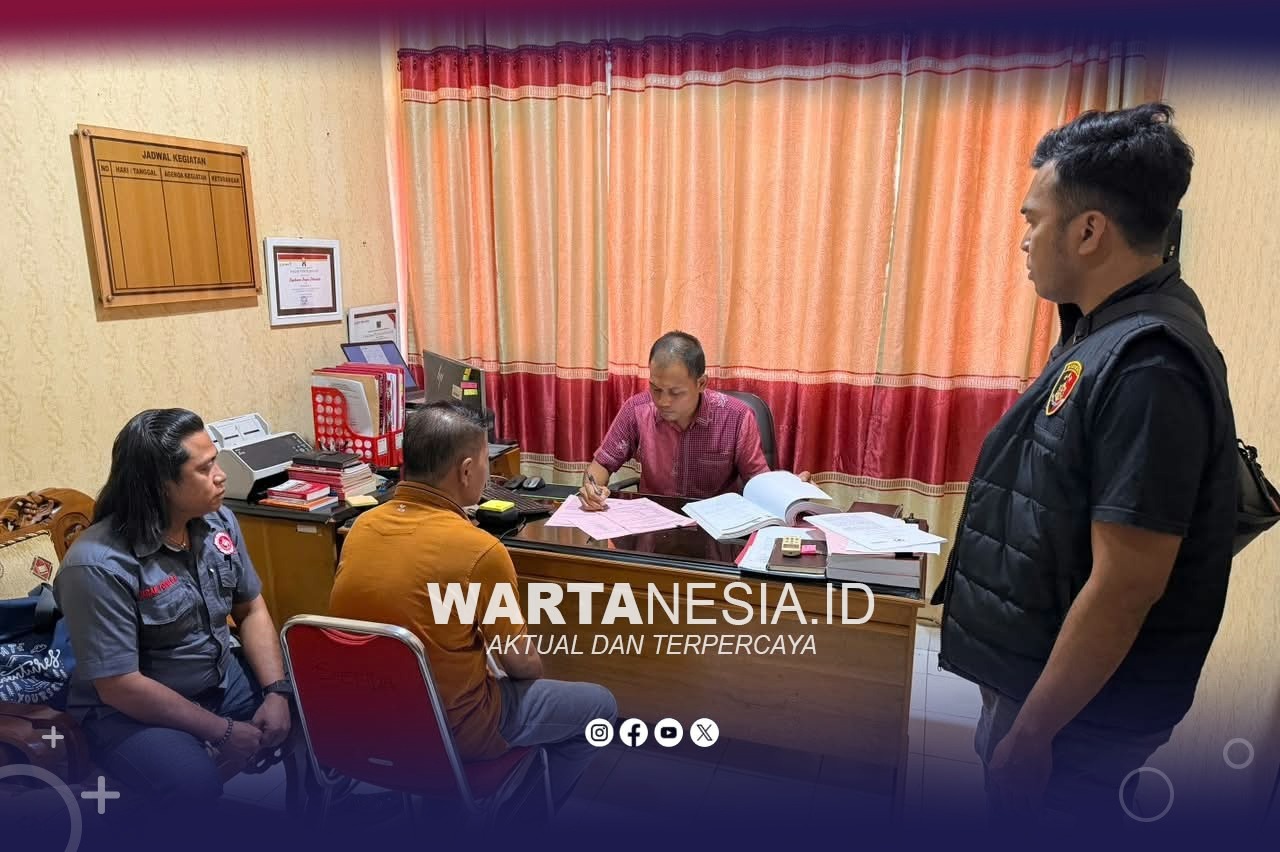 FM, tersangka PETI Teratai, beserta barang bukti, diserahkan Polres Pohuwato ke Kejaksaan. (Humas Polres Pihuwato)