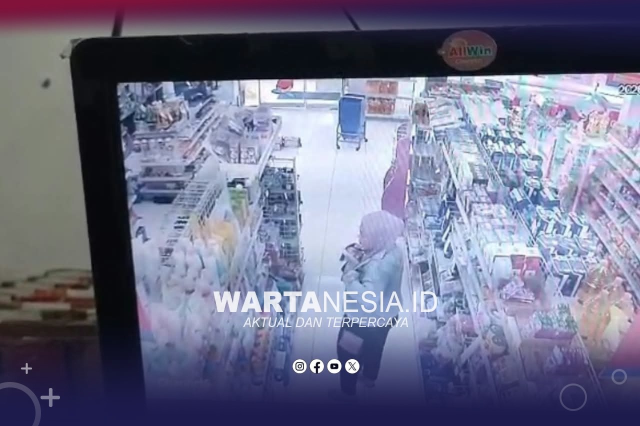 IRT terekam CCTV hendak mencuri di Indomaret. (Istimewa) IRT terekam CCTV hendak mencuri di Indomaret. (Istimewa)