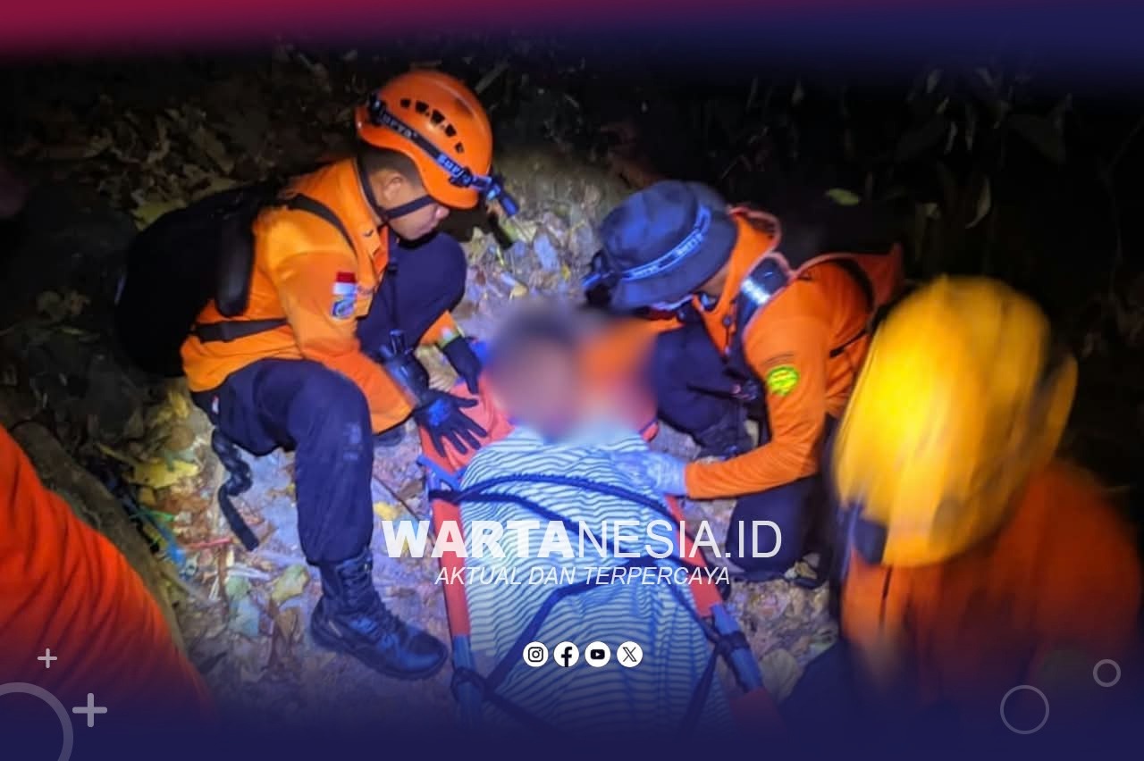 Proses evakuasi korban oleh Tim Sar di Air Terjun Lombongo. (Istimewa) Proses evakuasi korban oleh Tim Sar di Air Terjun Lombongo. (Istimewa)