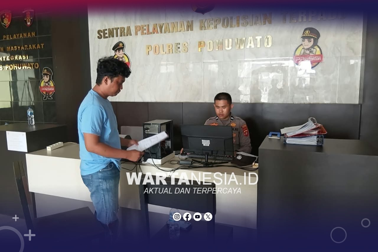 Korban saat melaporkan kejadian tersebut ke Mapolres Pohuwato. (Dok, Istimewa) Korban saat melaporkan kejadian tersebut ke Mapolres Pohuwato. (Dok, Istimewa)