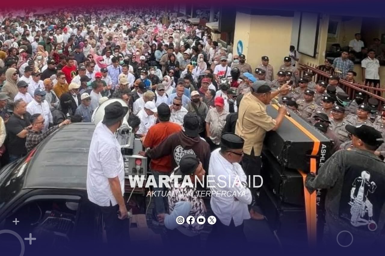 Ribuan ASN Pemkot Gorontalo saat menggelar aksi unjuk rasa di Mapolda Gorontalo. (Dok, Zie)