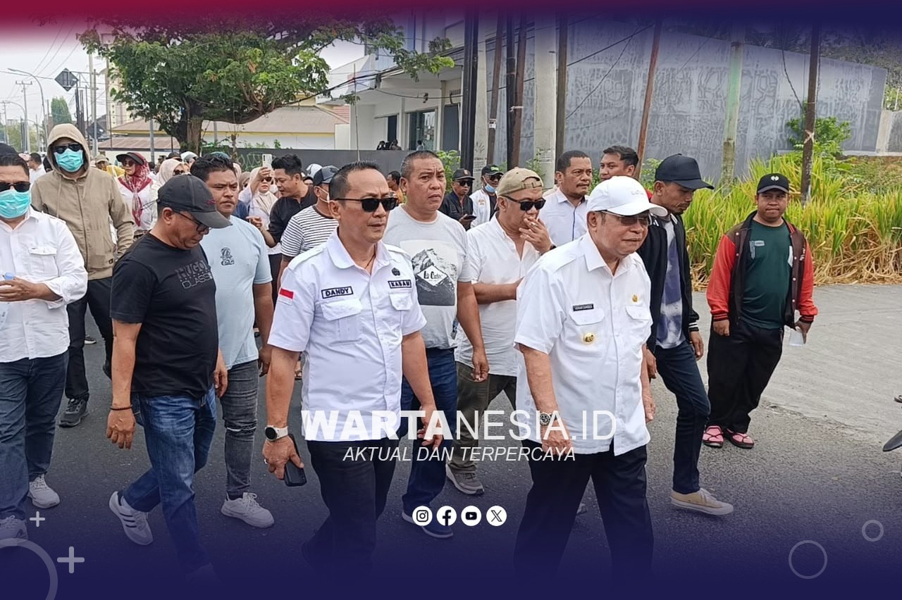 Wali Kota Gorontalo, Adhan Dambea saat memimpin aksi unjuk rasa di Mapolda Gorontalo. (Dok, Zie)
