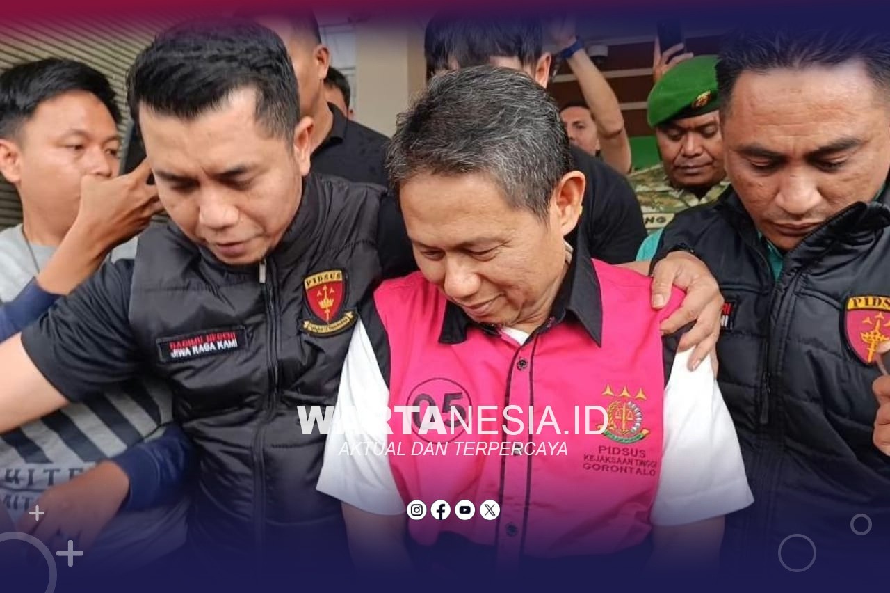 IMG-20261030-WA0029 Eks PJ Gubernur Gorontalo, Hamka Hendra Noer saat menuju mobil tahanan. (Dok, Zie)