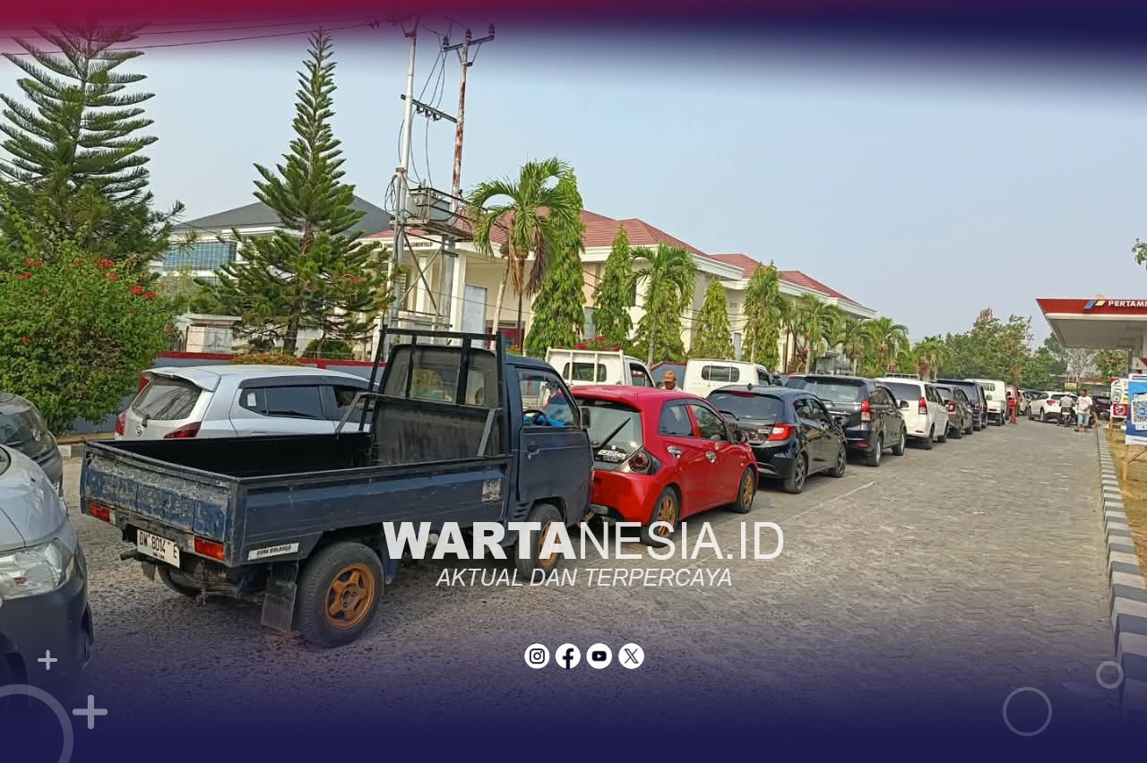 Antrean BBM di SPBU Kota Gorontalo. (Dok, Istimewa) Antrean BBM di SPBU Kota Gorontalo. (Dok, Istimewa)