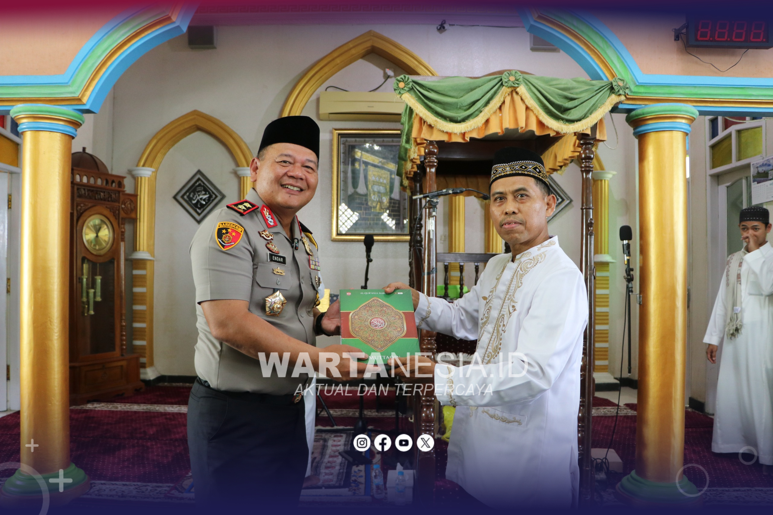 Kapolda Kaltim Ajak Warga Balikpapan Jaga Persaudaraan usai Salat Jumat Kapolda Kaltim Ajak Warga Balikpapan Jaga Persaudaraan usai Salat Jumat