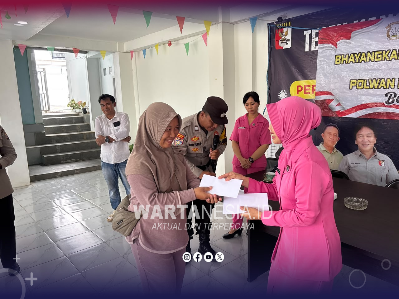 Polwan Itwasda Polda Kaltim dan Bhayangkari Berbagi Bantuan Sosial di Kariangau