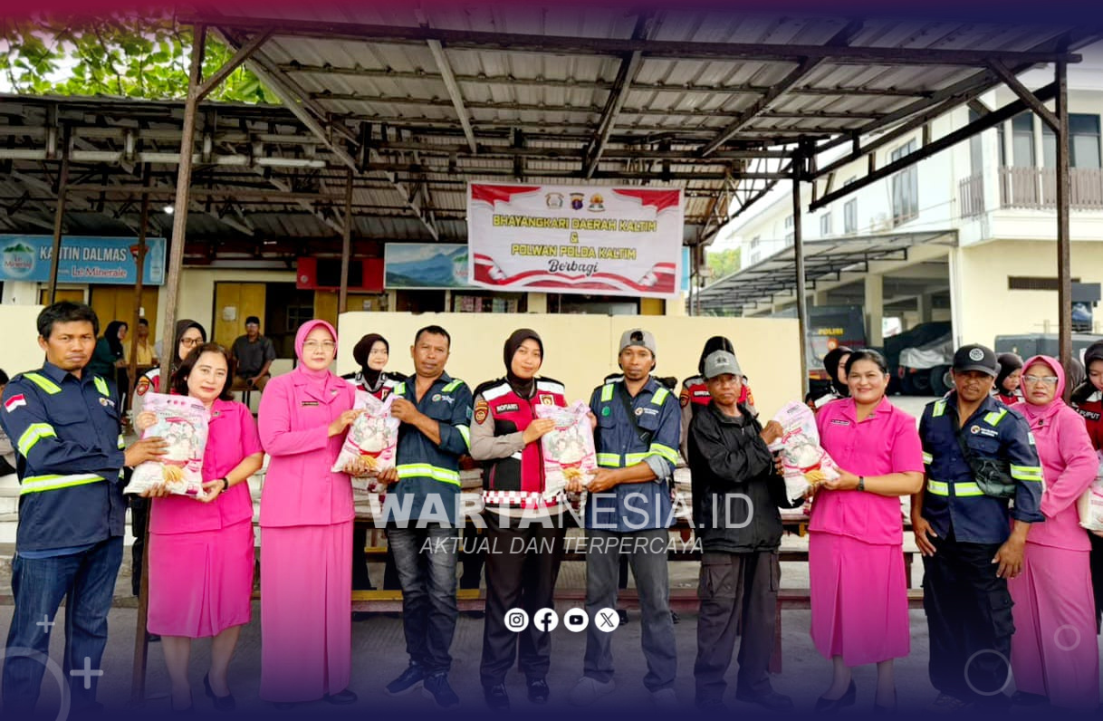 Polwan Polda Kaltim Berbagi Beras untuk Pekerja Pelabuhan dan Warga Balikpapan Polwan Polda Kaltim Berbagi Beras untuk Pekerja Pelabuhan dan Warga Balikpapan