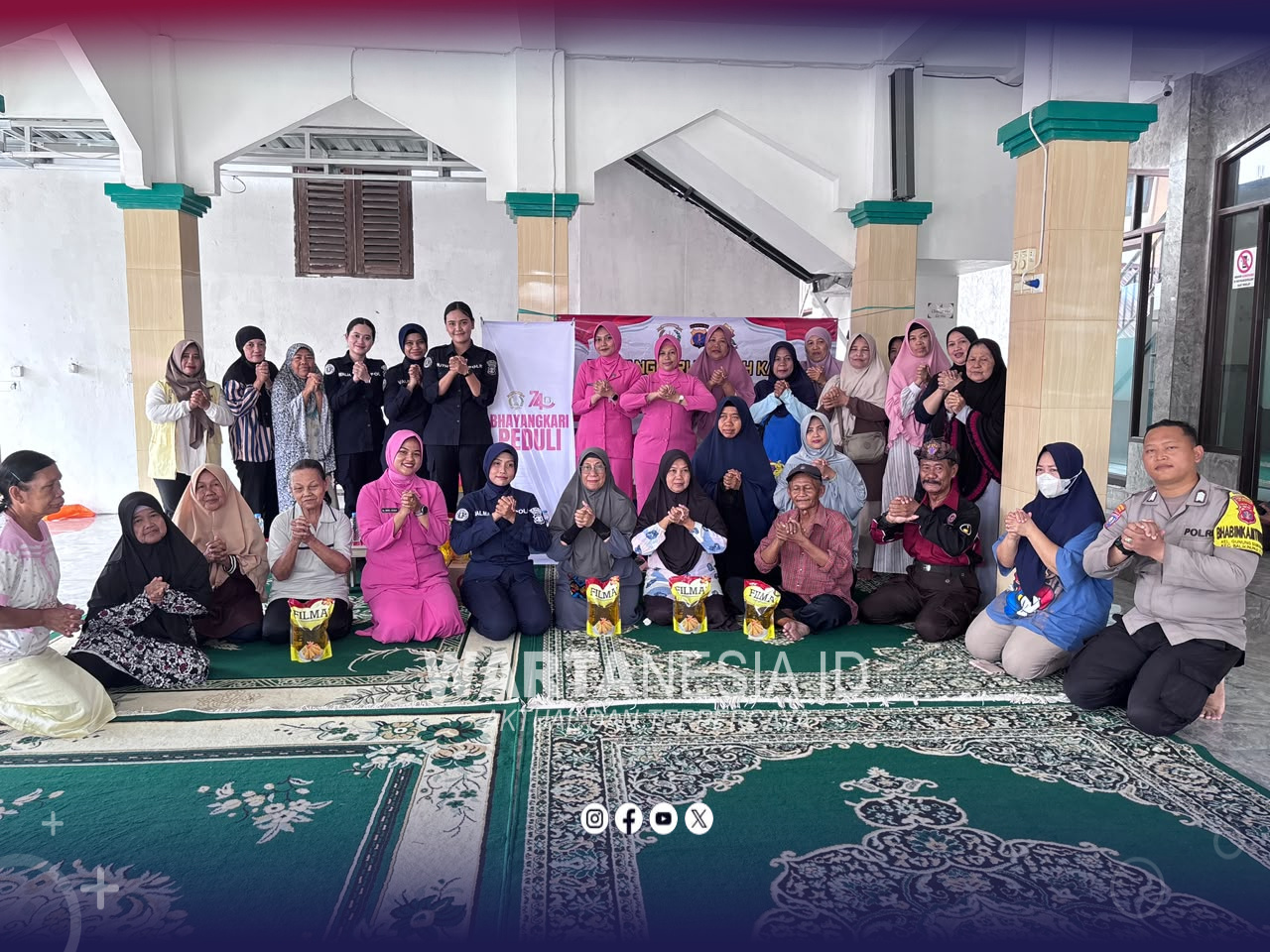 Polwan Polda Kaltim dan Bhayangkari Bagikan 120 Paket Minyak Goreng di Gunung Samarinda Polwan Polda Kaltim dan Bhayangkari Bagikan 120 Paket Minyak Goreng di Gunung Samarinda