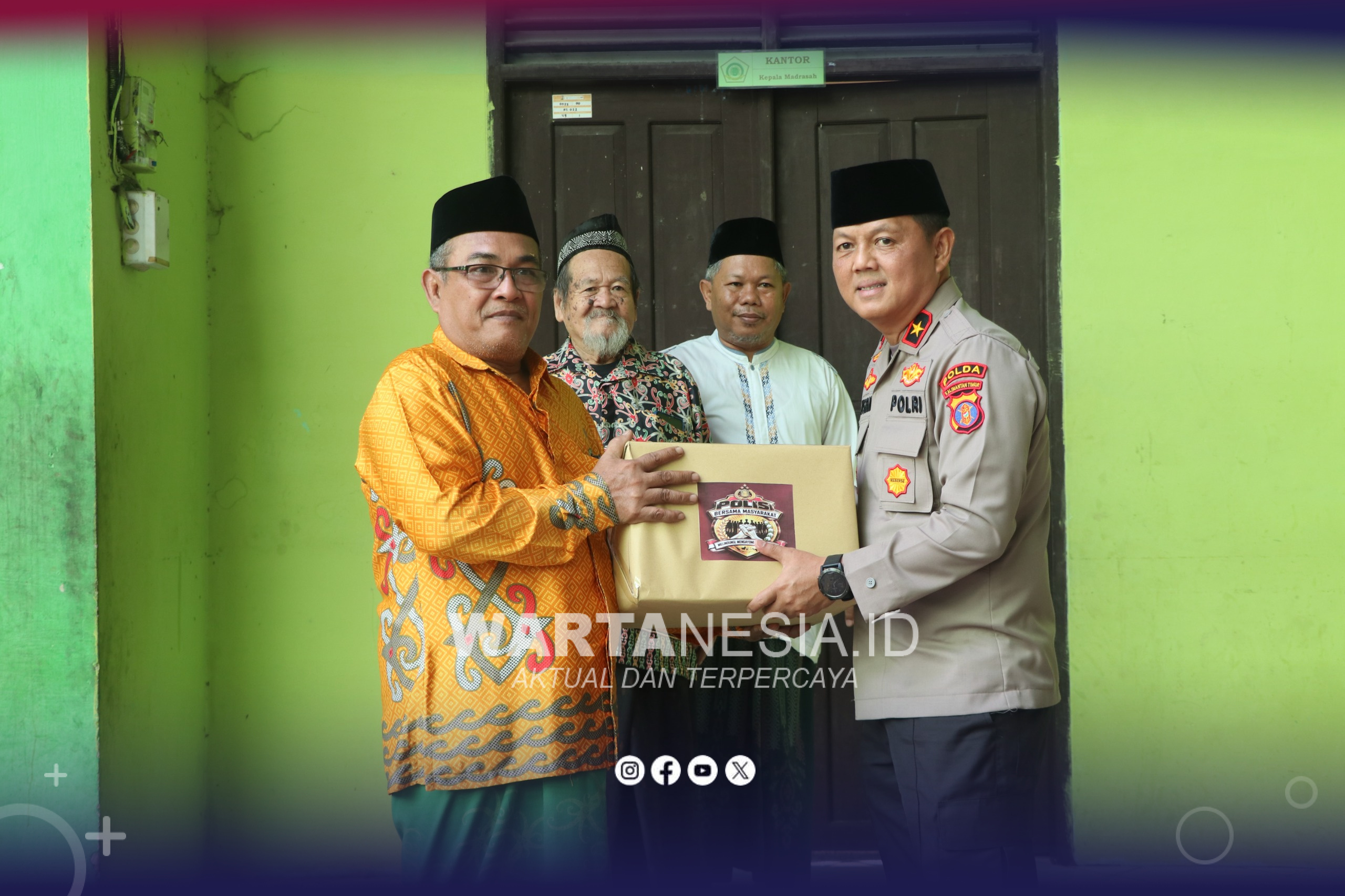 Wakapolda Kaltim Sambangi Ponpes Al Muttaqien lewat Program Polisi Peduli Pendidikan Wakapolda Kaltim Sambangi Ponpes Al Muttaqien lewat Program Polisi Peduli Pendidikan